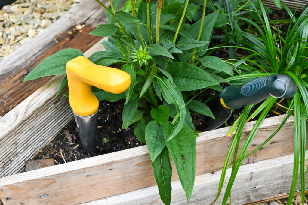 Hochbeet mit Gartenwerkzeug